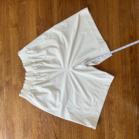 Lululemon Stretch Woven Ruffle-Waist High-Rise Short 9" - Picture 5 of 14